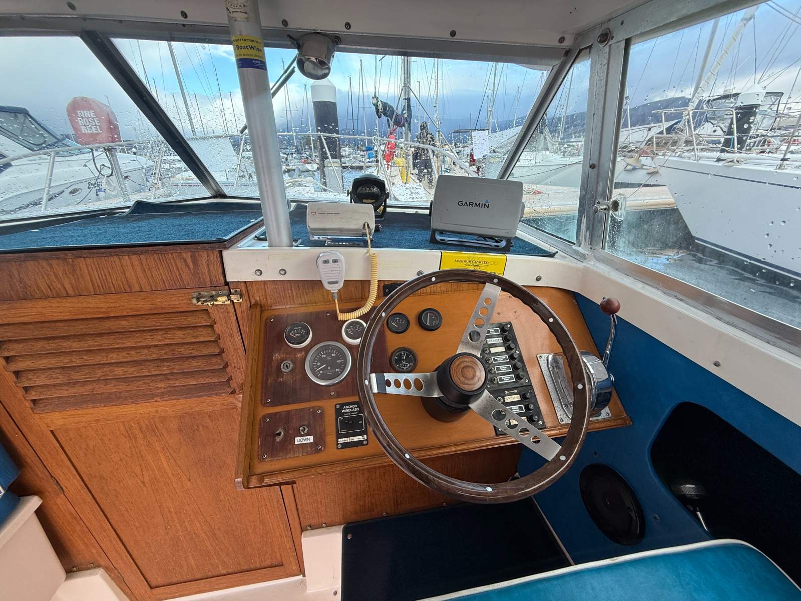 Caribbean 25 Flybridge Cruiser