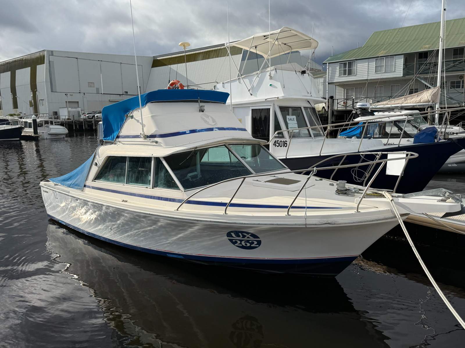 Caribbean 25 Flybridge Cruiser