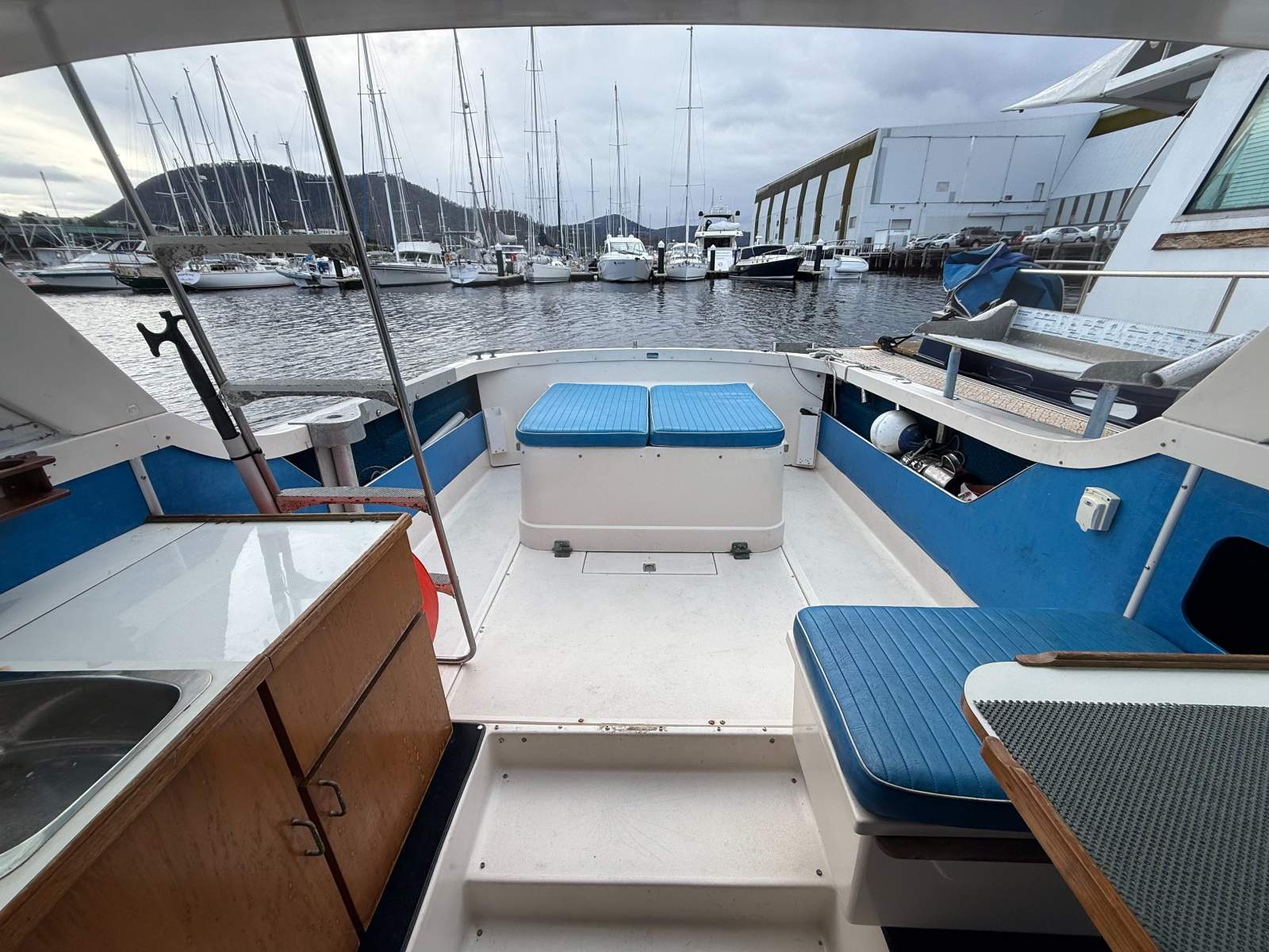 Caribbean 25 Flybridge Cruiser
