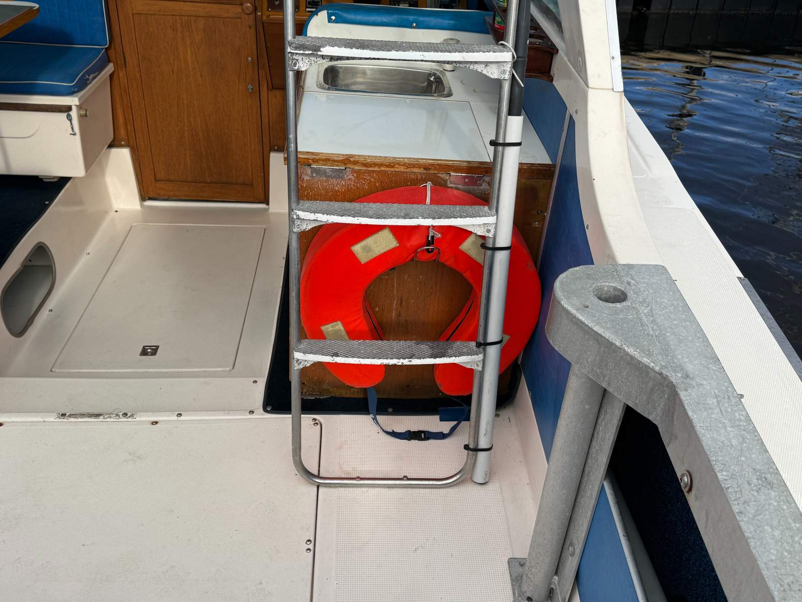 Caribbean 25 Flybridge Cruiser