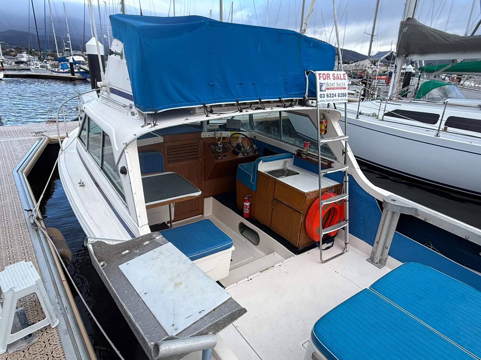 Caribbean 25 Flybridge Cruiser