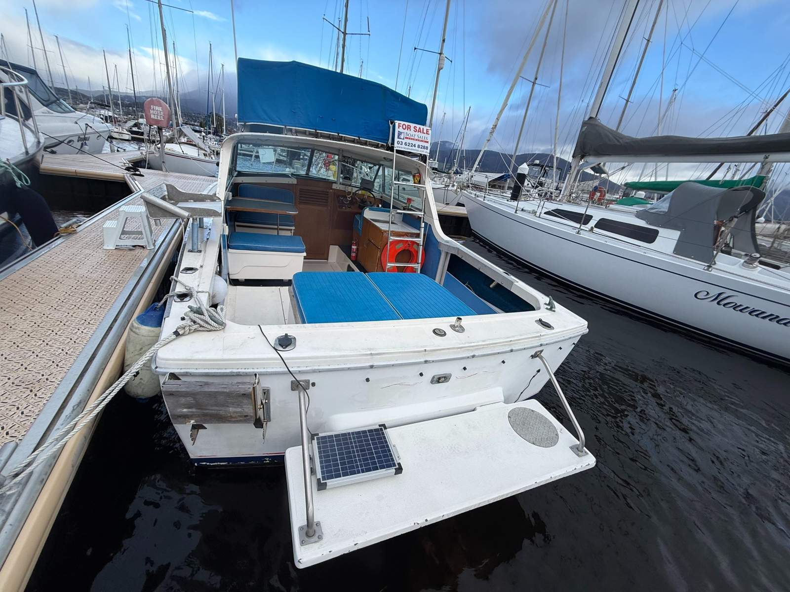 Caribbean 25 Flybridge Cruiser