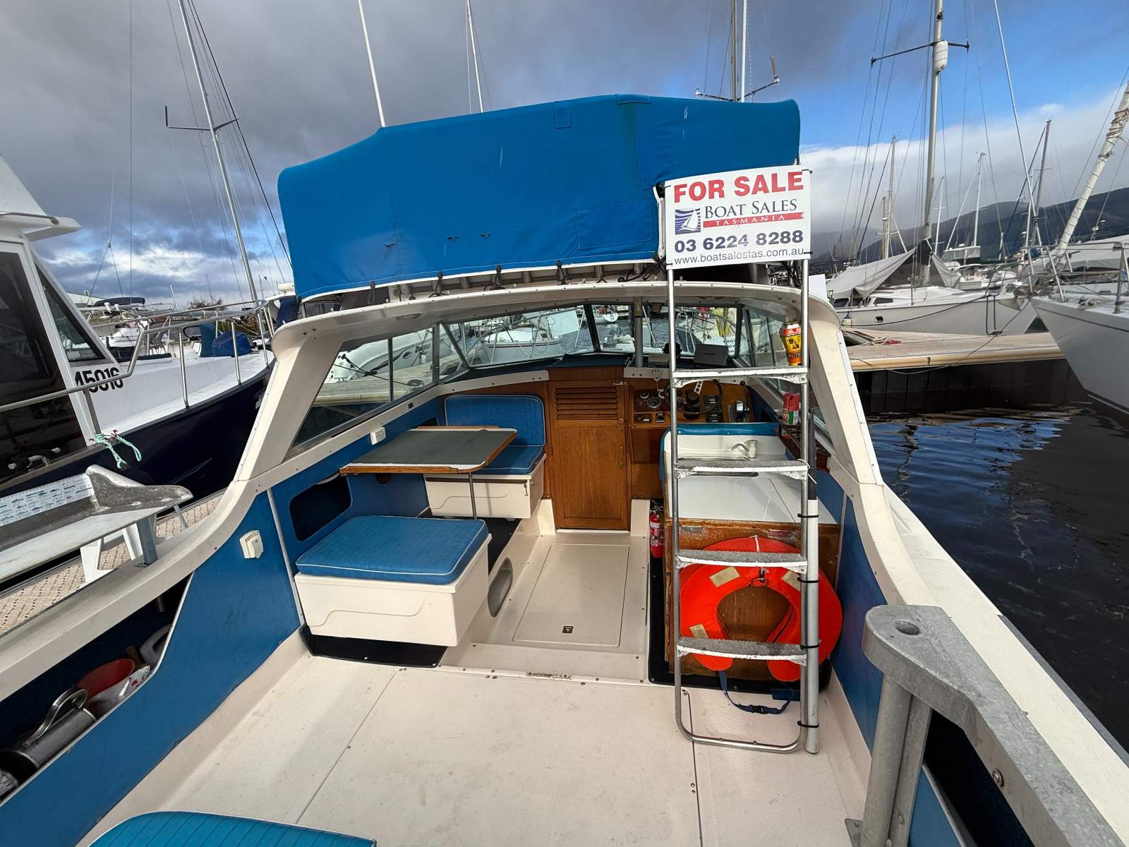 Caribbean 25 Flybridge Cruiser
