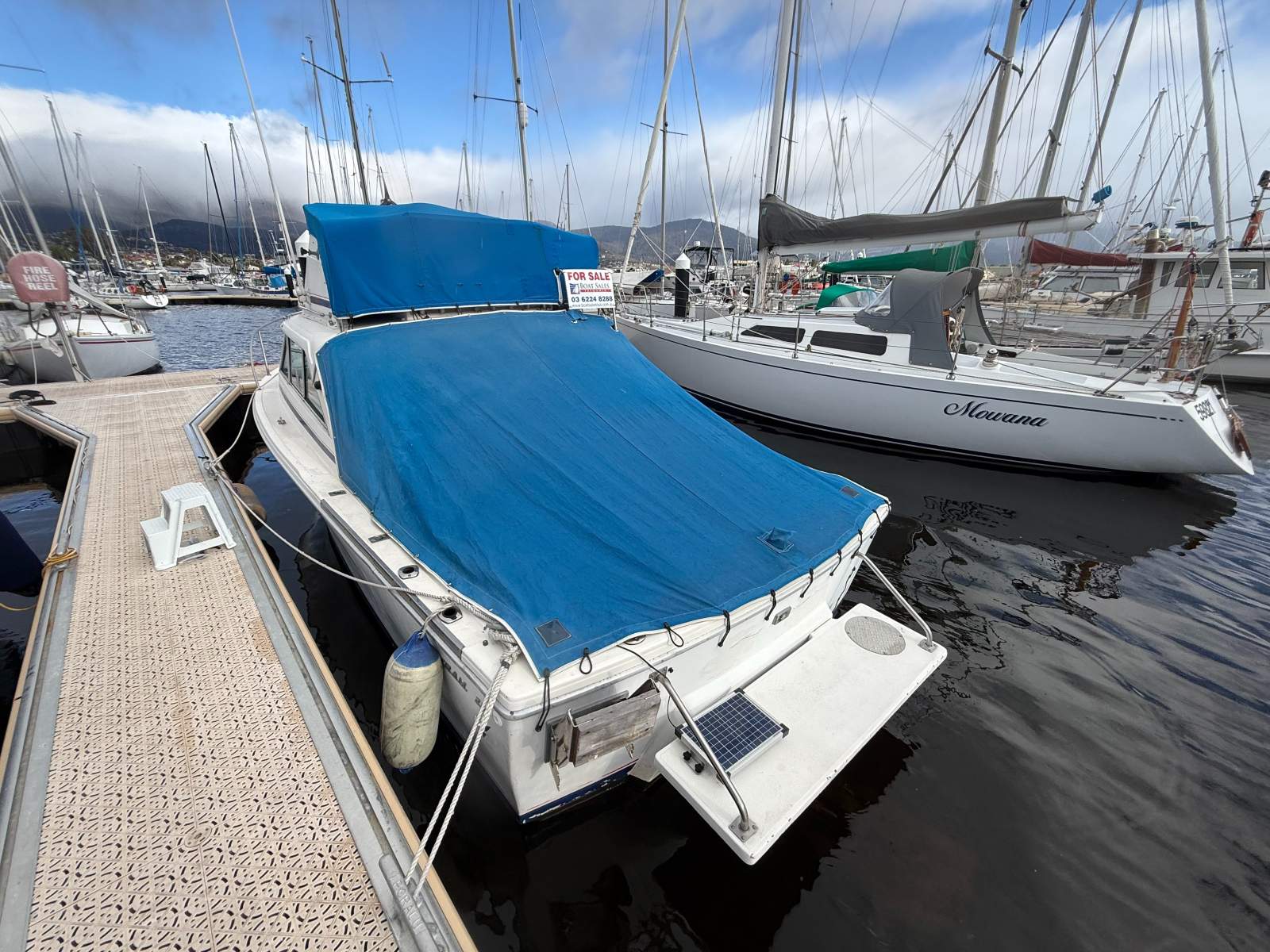 Caribbean 25 Flybridge Cruiser
