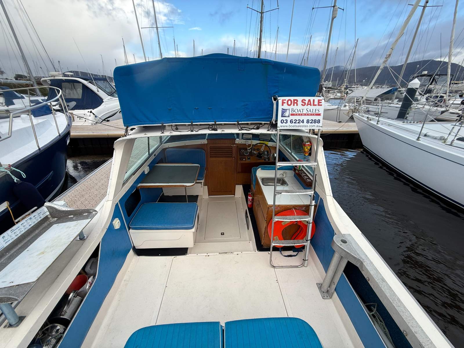 Caribbean 25 Flybridge Cruiser