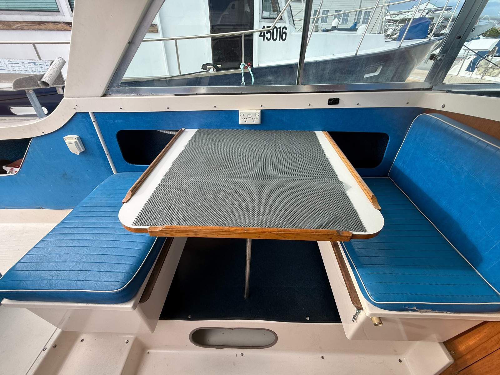 Caribbean 25 Flybridge Cruiser
