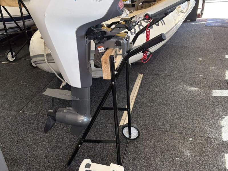 Used Mercury Avator 7.5e short shaft electric outboard with 2 batteries