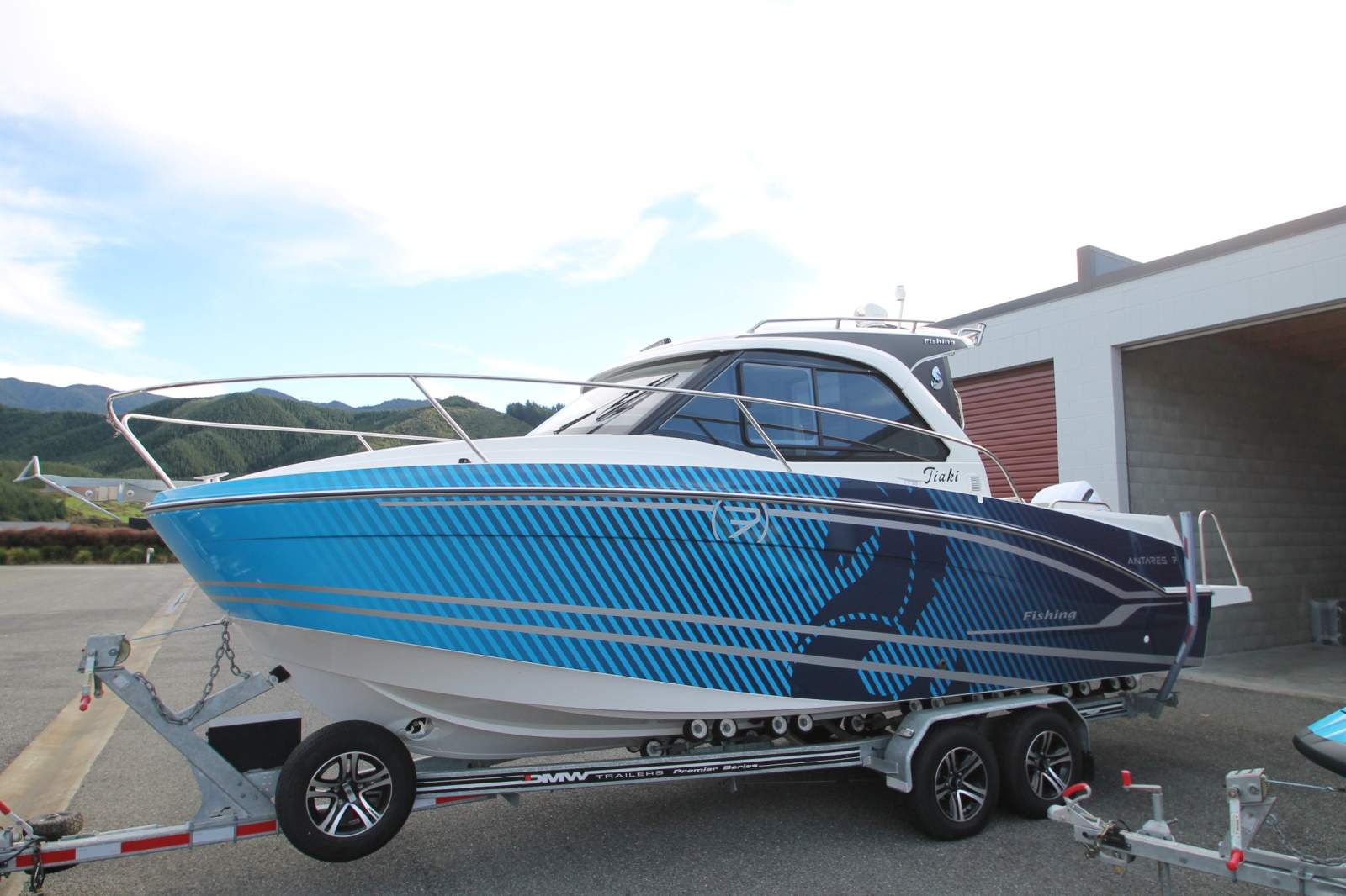 Beneteau Antares 7 Fishing
