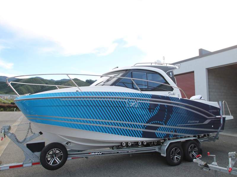 Beneteau Antares 7 Fishing