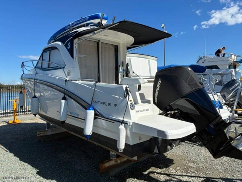 Beneteau Antares 7 Fishing