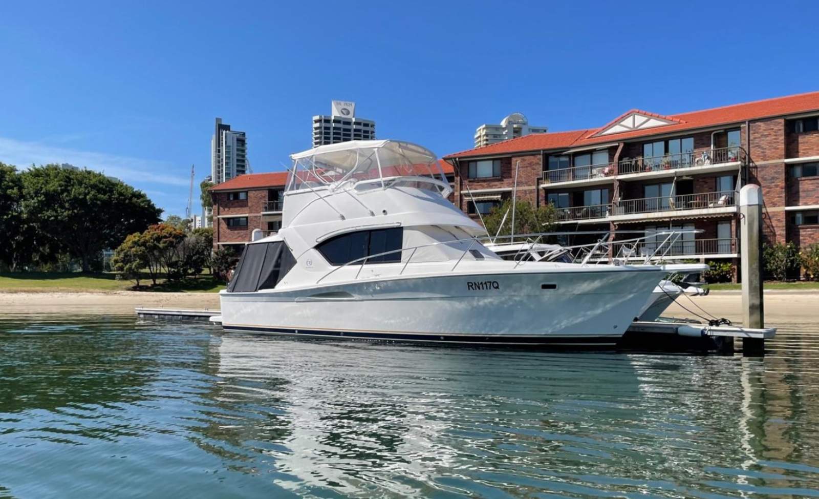 Riviera 3350 Flybridge -Low hours on Replacement engines installed 2022