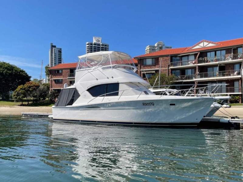 Riviera 3350 Flybridge -Low hours on Replacement engines installed 2022