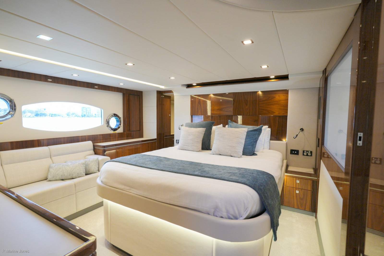 Riviera 6000 Sport Yacht Platinum Edition