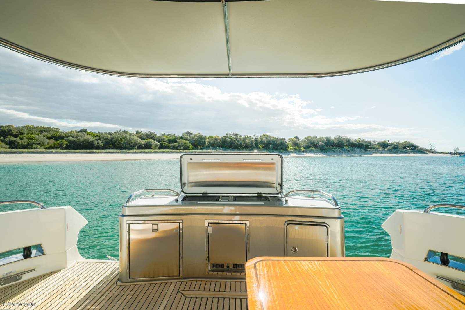 Riviera 6000 Sport Yacht Platinum Edition