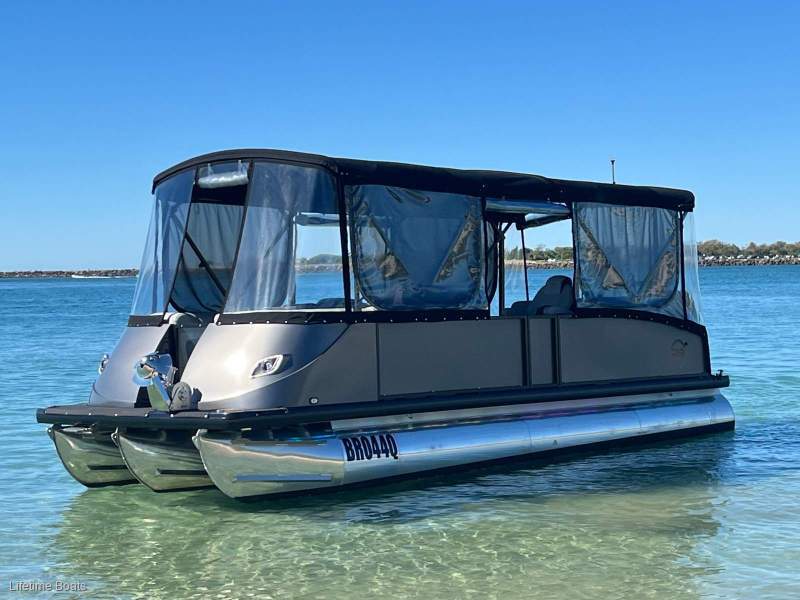 Runaway Bay Pontoon Boats 24ft Tri-hull with 26" outer tubes and 28" centre - Tri Hull with Lifting Strakes