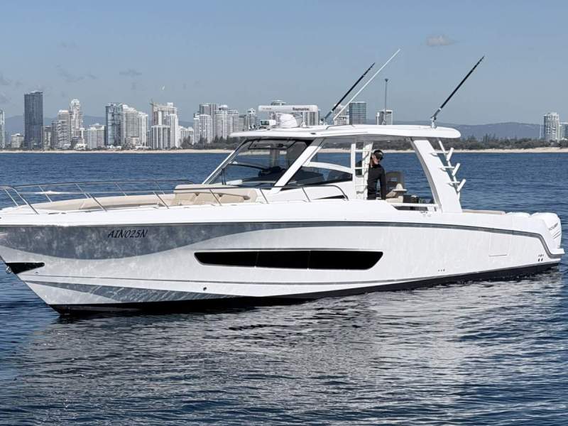 Boston Whaler 420 Outrage Centre Console