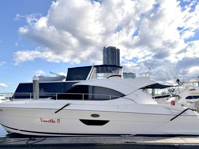 Riviera 4400 Sport Yacht