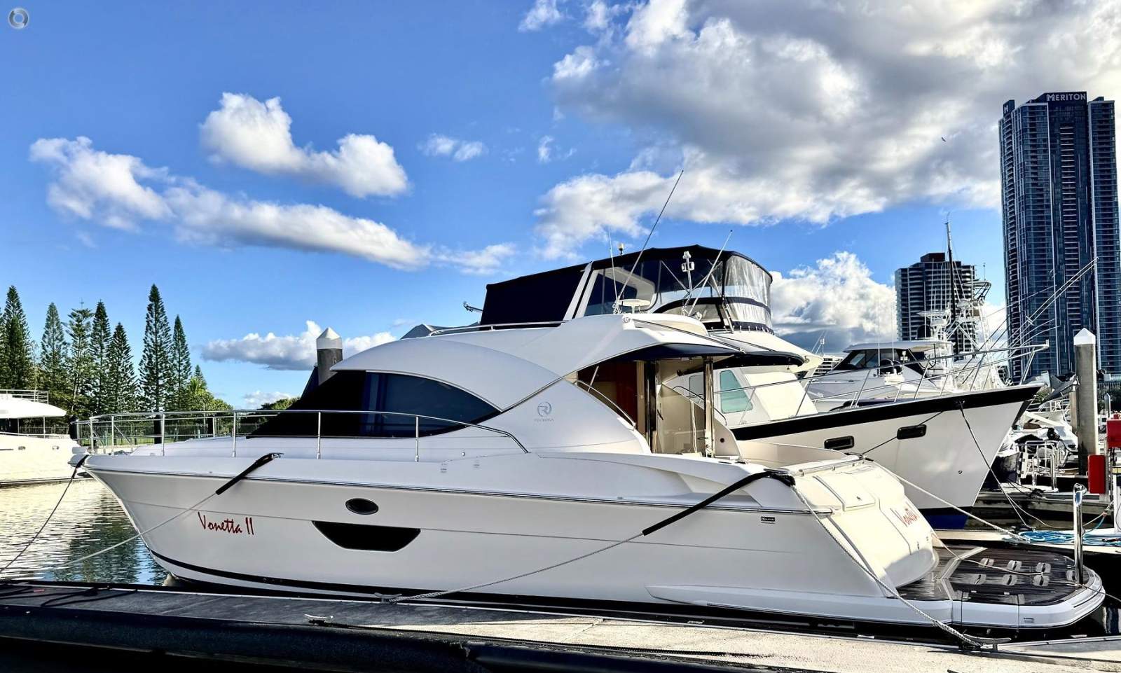 Riviera 4400 Sport Yacht