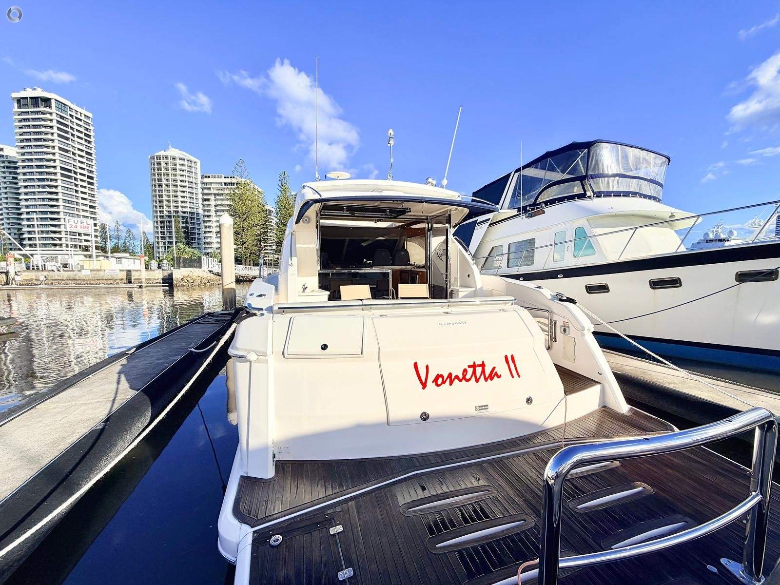 Riviera 4400 Sport Yacht