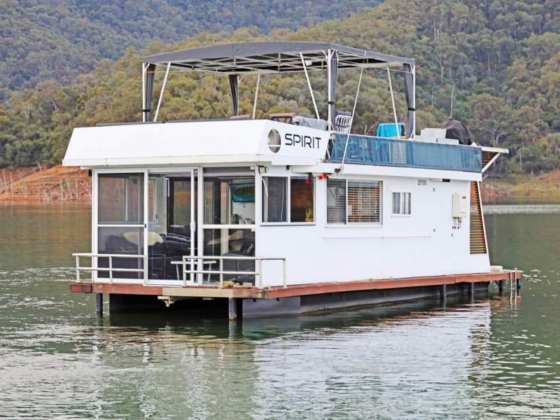 Spirit Houseboat Holiday Home on Lake Eildon