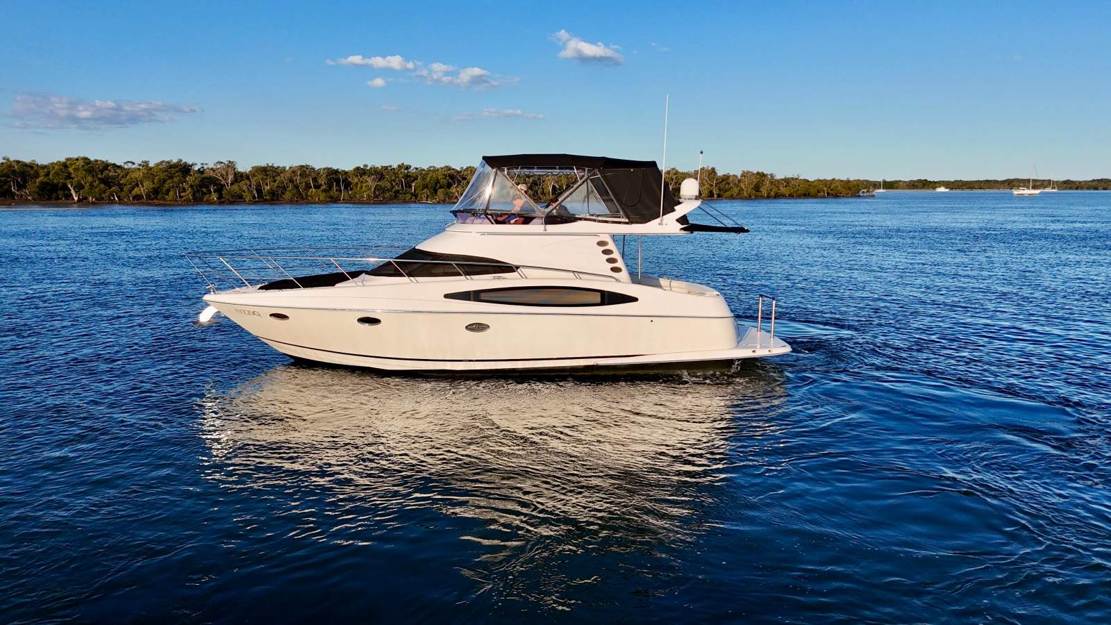Regal 4080 Flybridge Sedan