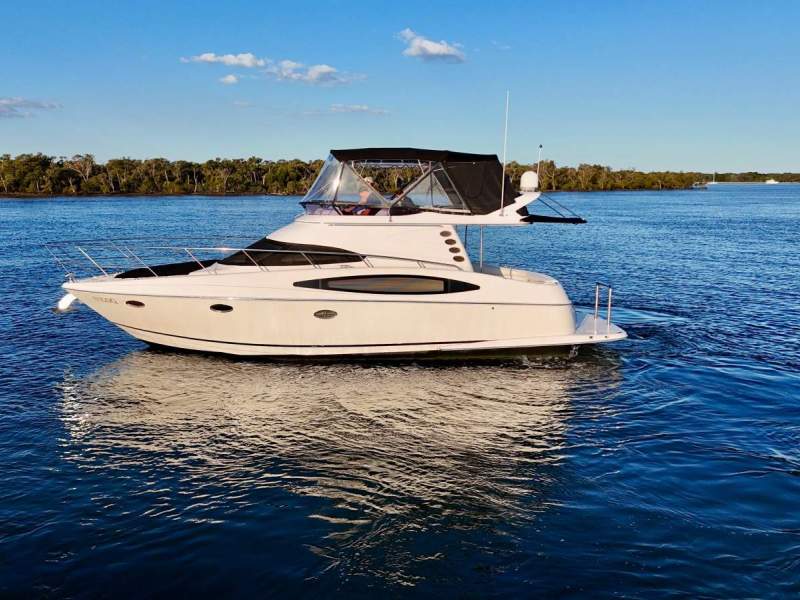 Regal 4080 Flybridge Sedan