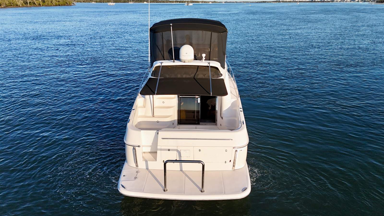 Regal 4080 Flybridge Sedan