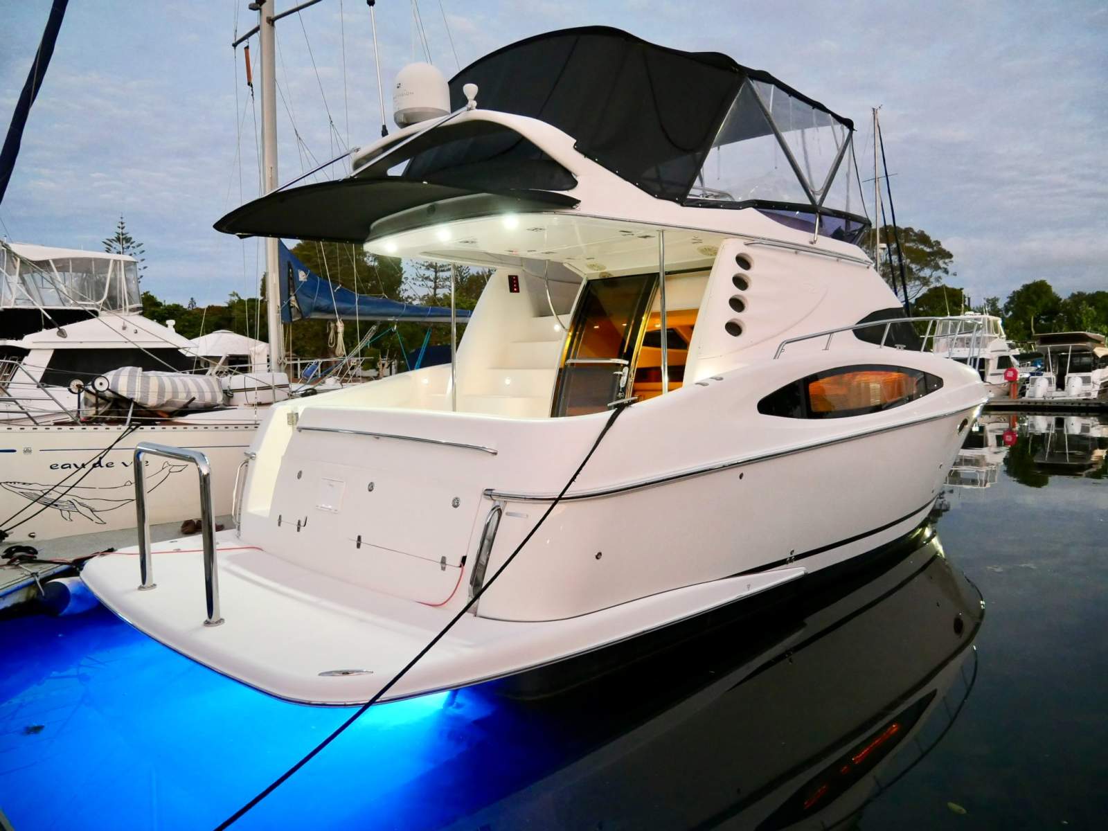 Regal 4080 Flybridge Sedan