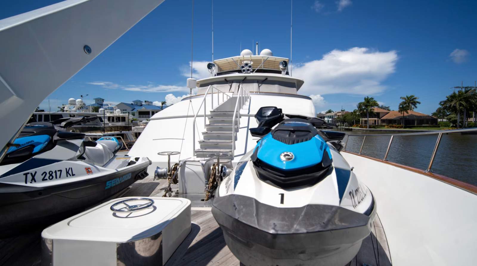 Lloyd 105 Motor Yacht