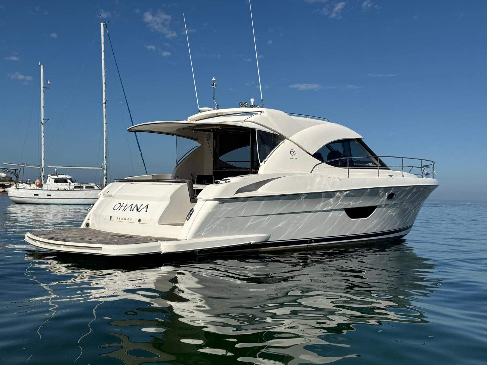 Riviera 4400 Sport Yacht