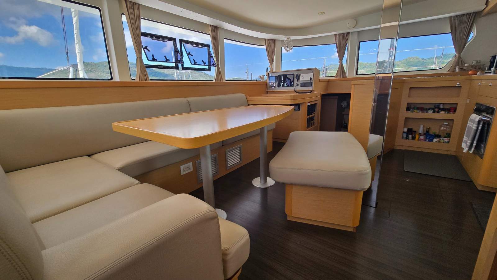 Lagoon 42 Owners Version