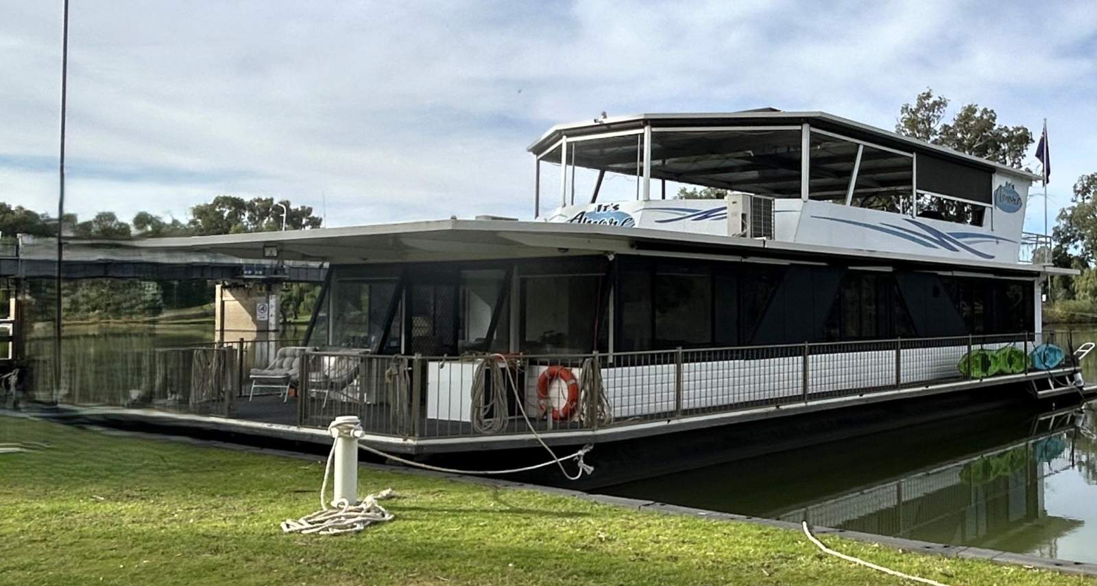 "It's Amore" Large Rear Living Three Bed Houseboat
