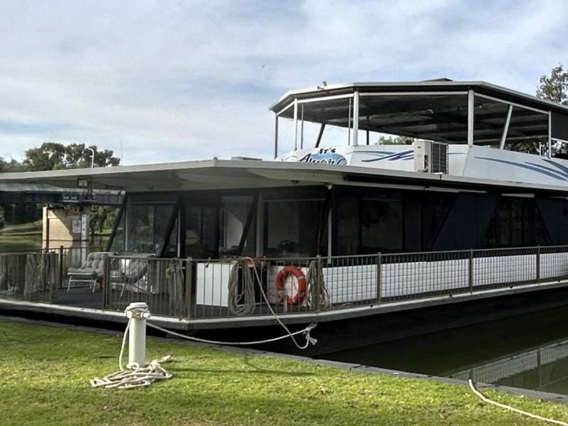 "It's Amore" Large Rear Living Three Bed Houseboat