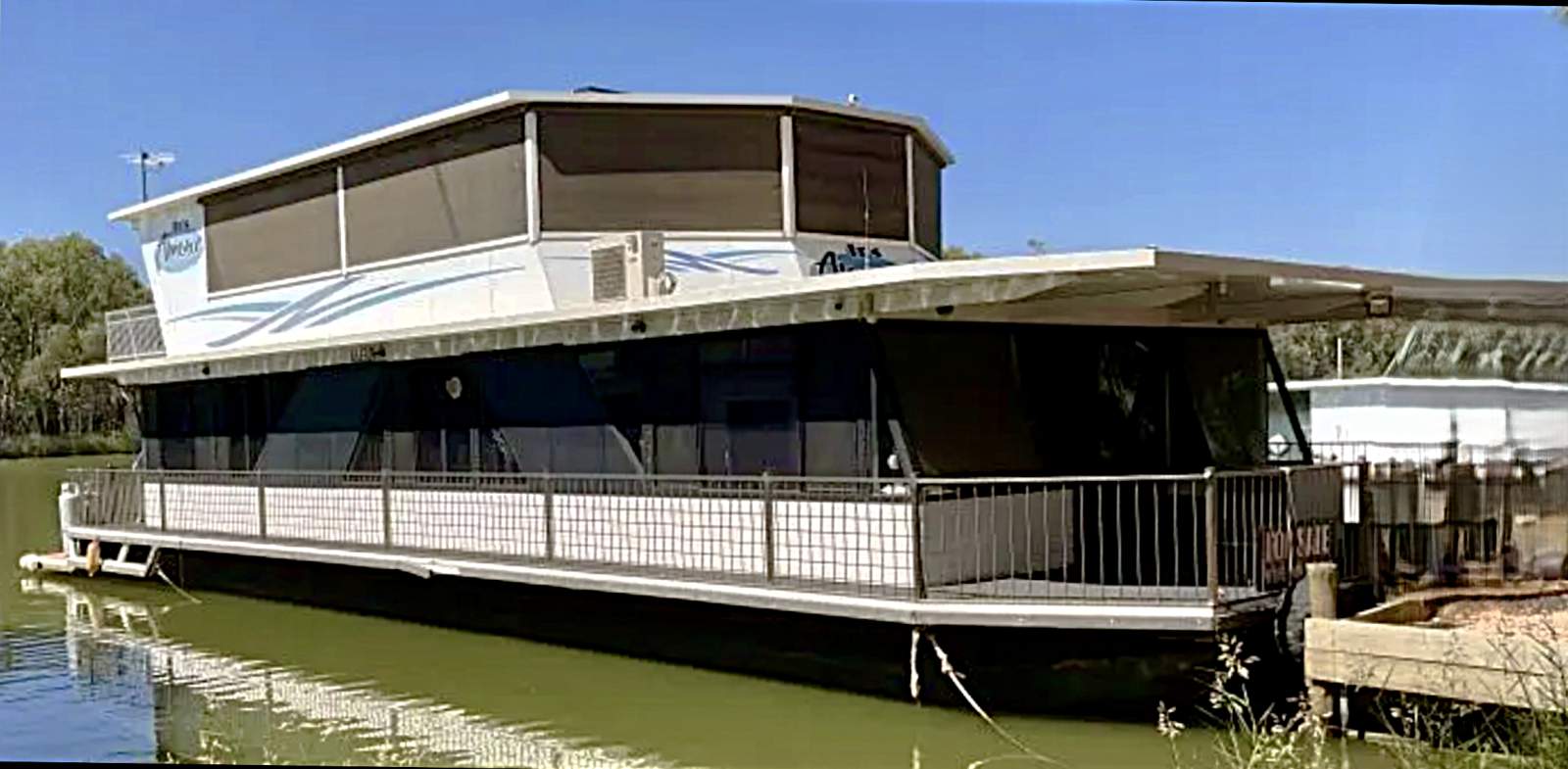 "It's Amore" Large Rear Living Three Bed Houseboat