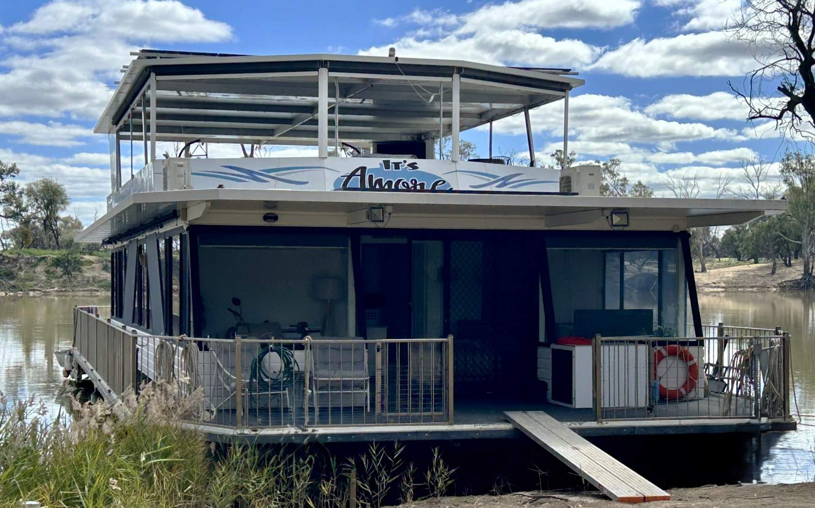 "It's Amore" Large Rear Living Three Bed Houseboat