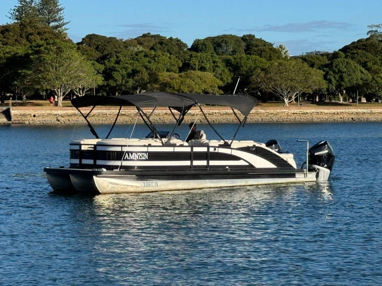 Bennington Pontoon Boat R 27