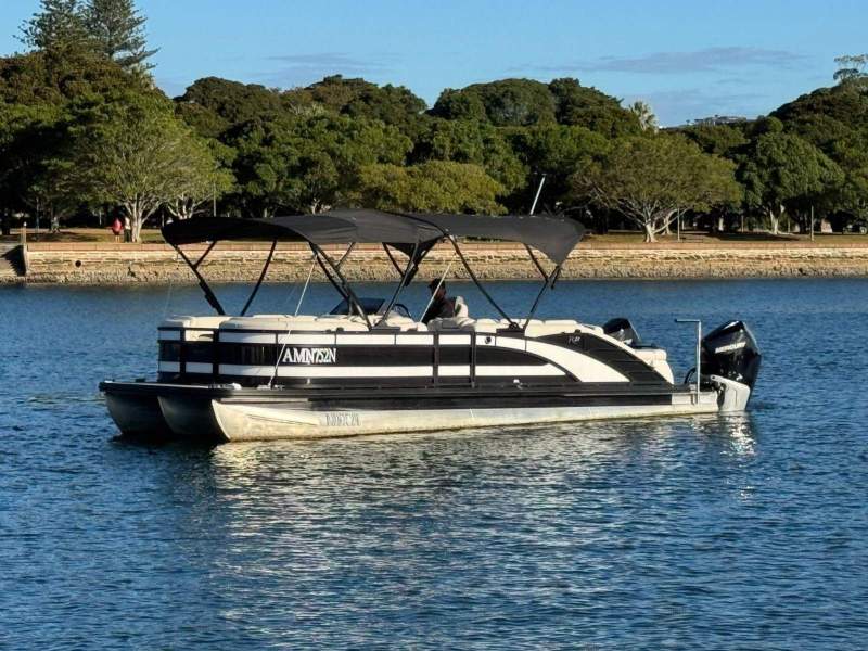 Bennington Pontoon Boat R 27