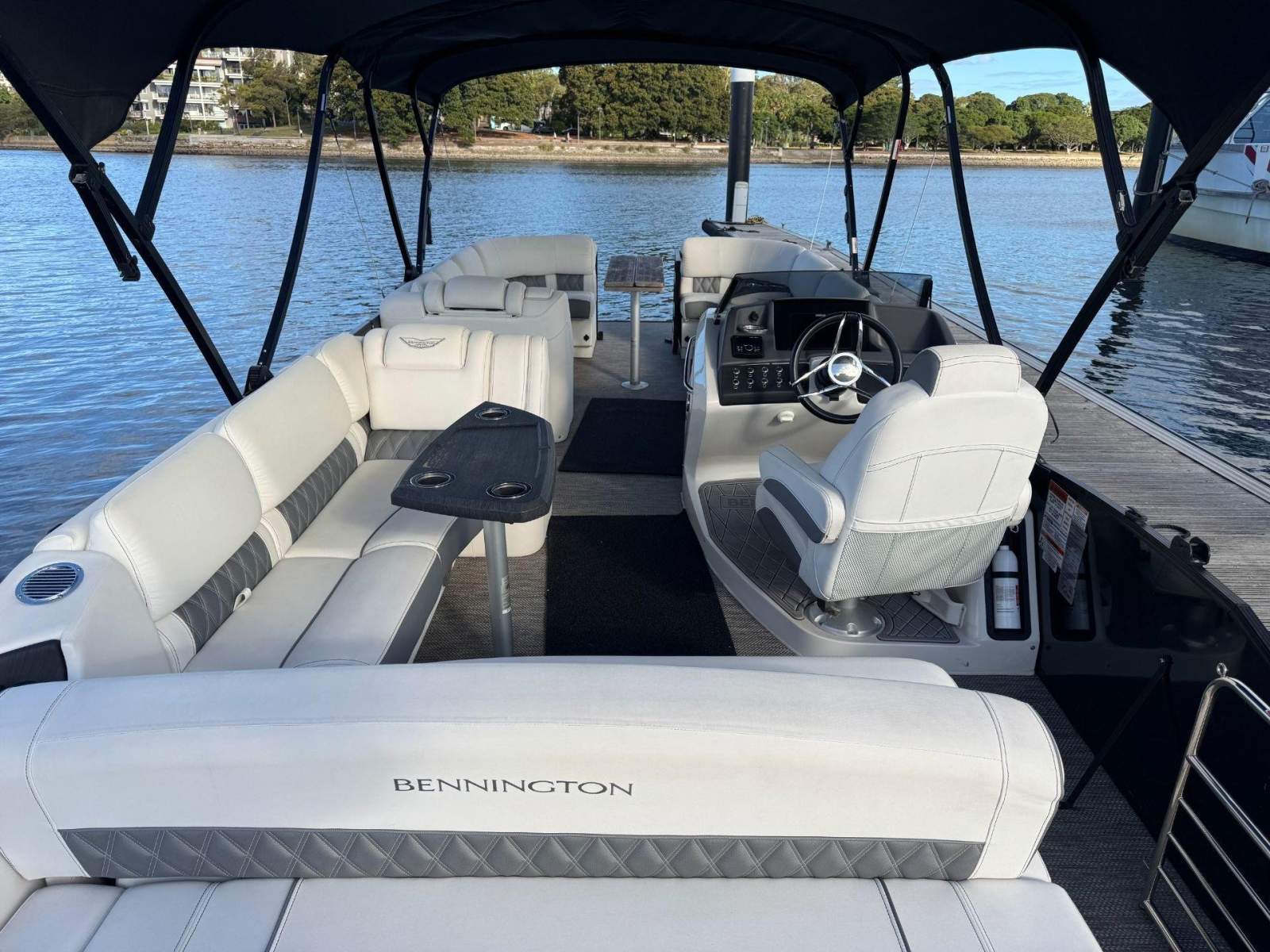 Bennington Pontoon Boat R 27