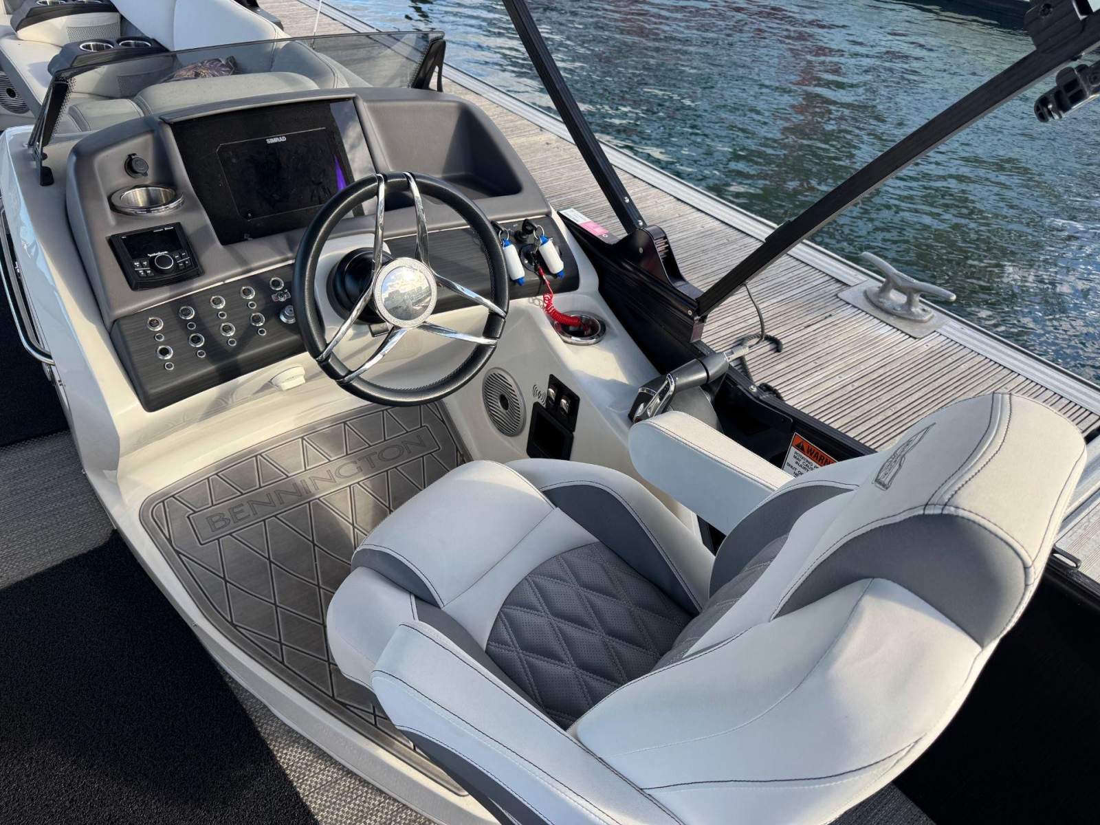 Bennington Pontoon Boat R 27