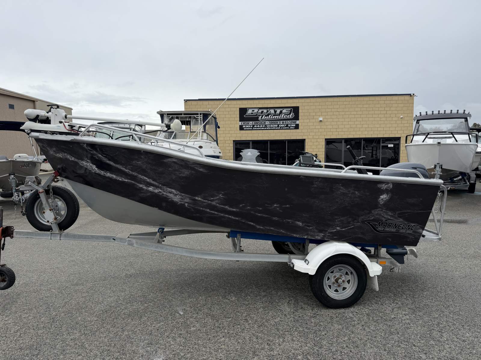 Marineline 420 Dinghy THIS BOAT PRESENTS LIKE NEW !!!