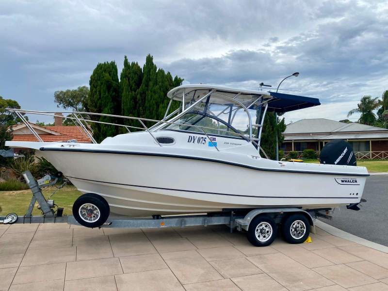Boston Whaler 235 Conquest