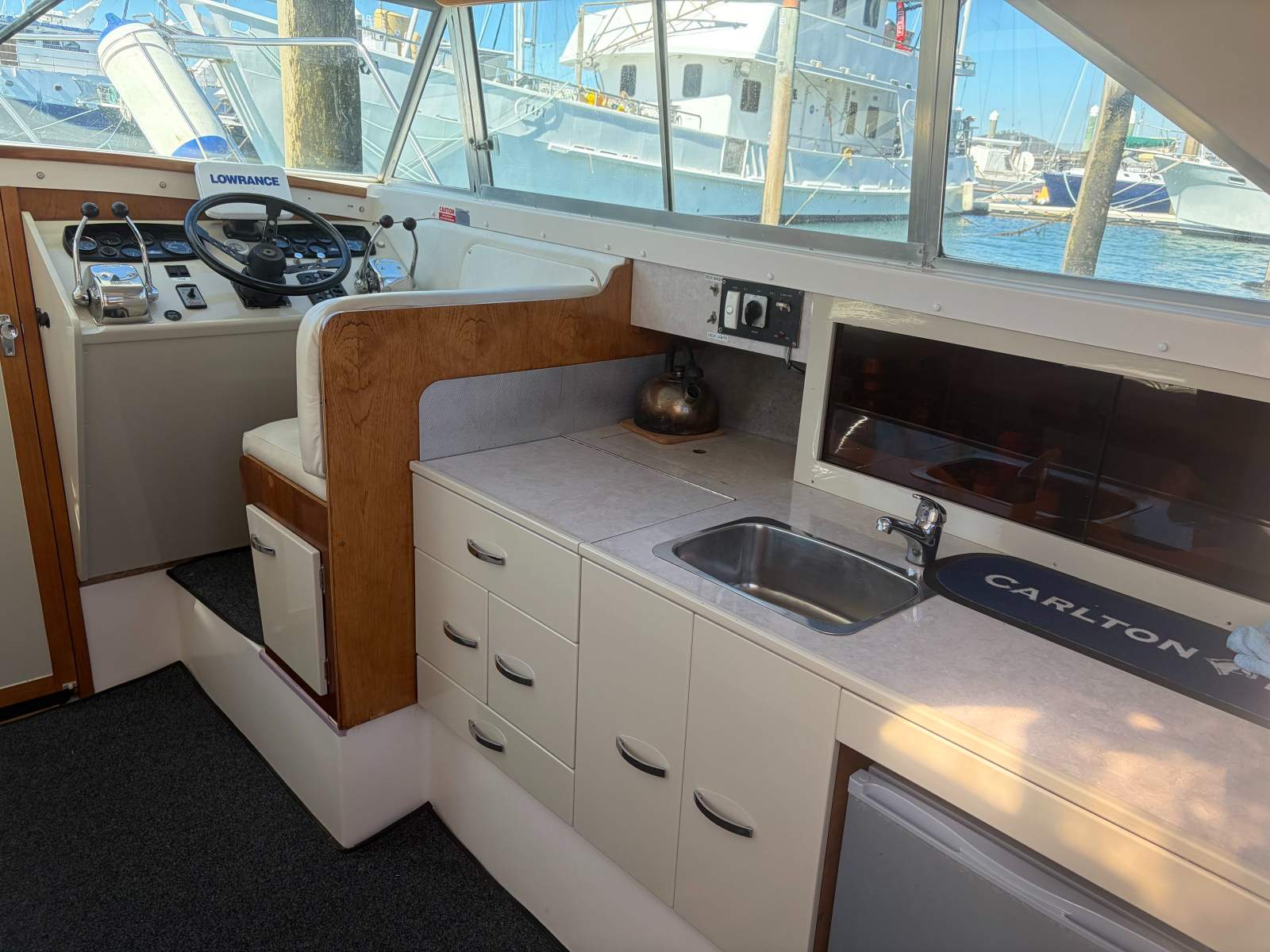 Bertram Caribbean 28 Flybridge 1987 Model Zoommmm
