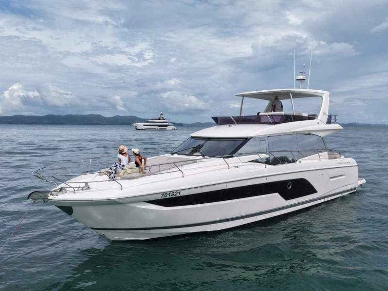Prestige 590 Tender Garage Model