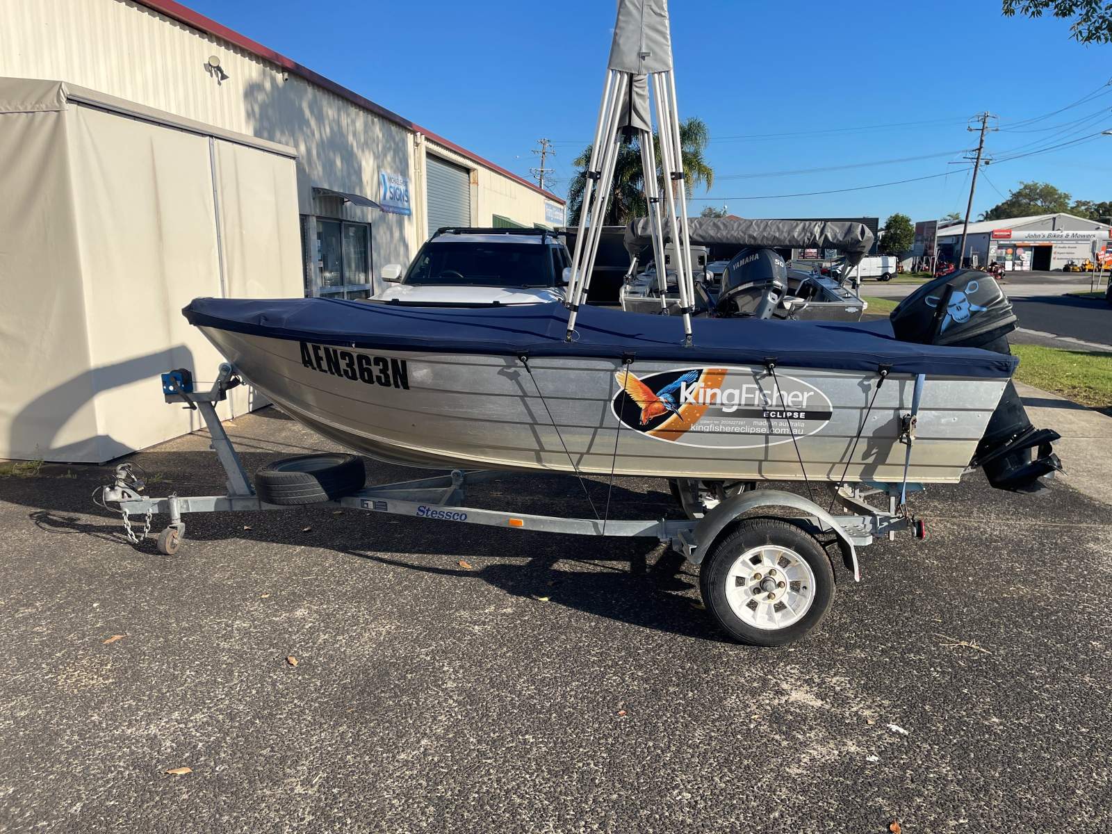 Stessco Snapper 390:Bimini Stowed