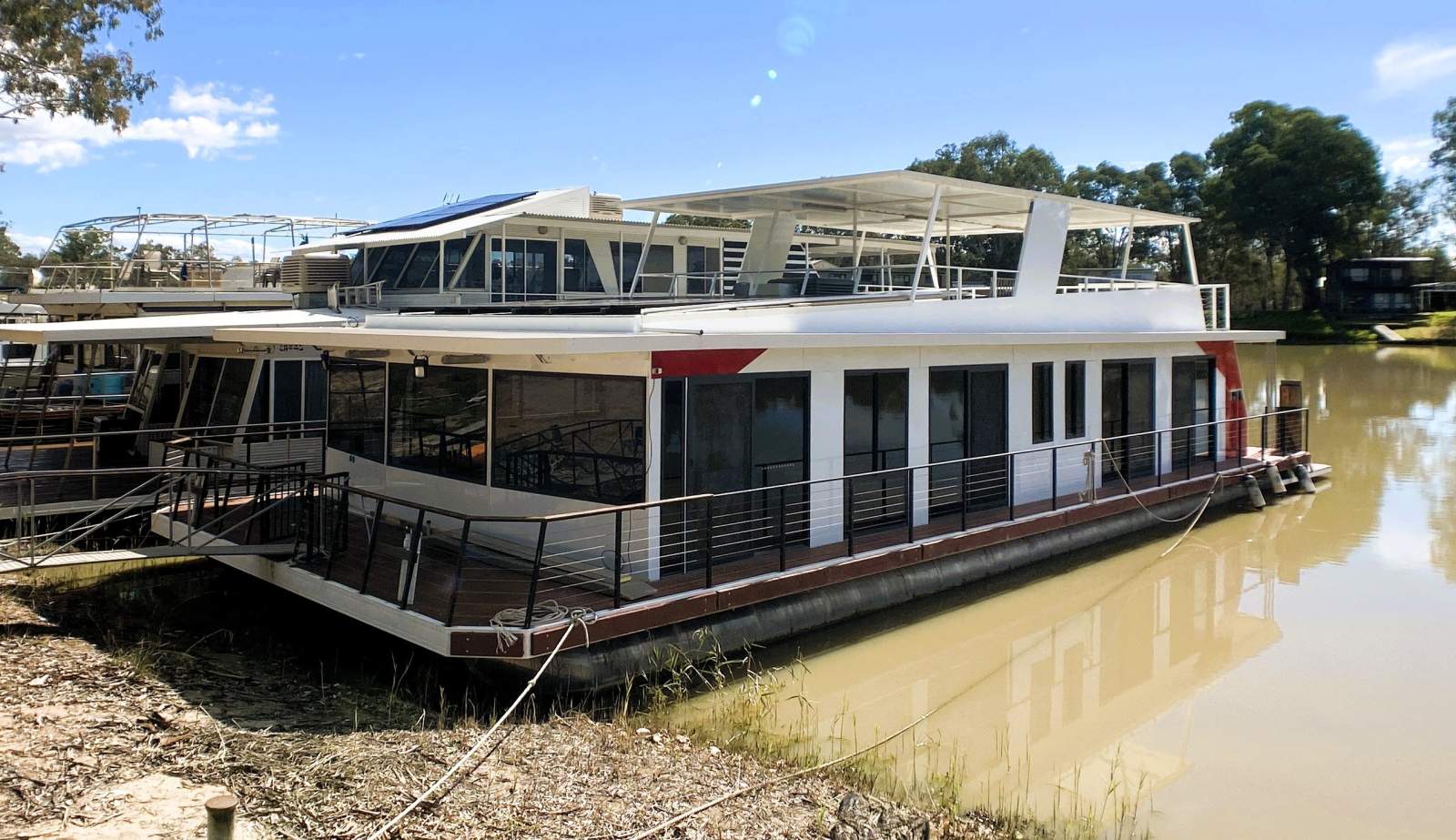 "Foxtale Eight" Dual Deck, Four Bed&Bath Houseboat