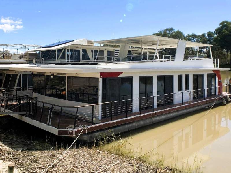 "Foxtale Eight" Dual Deck, Four Bed&Bath Houseboat