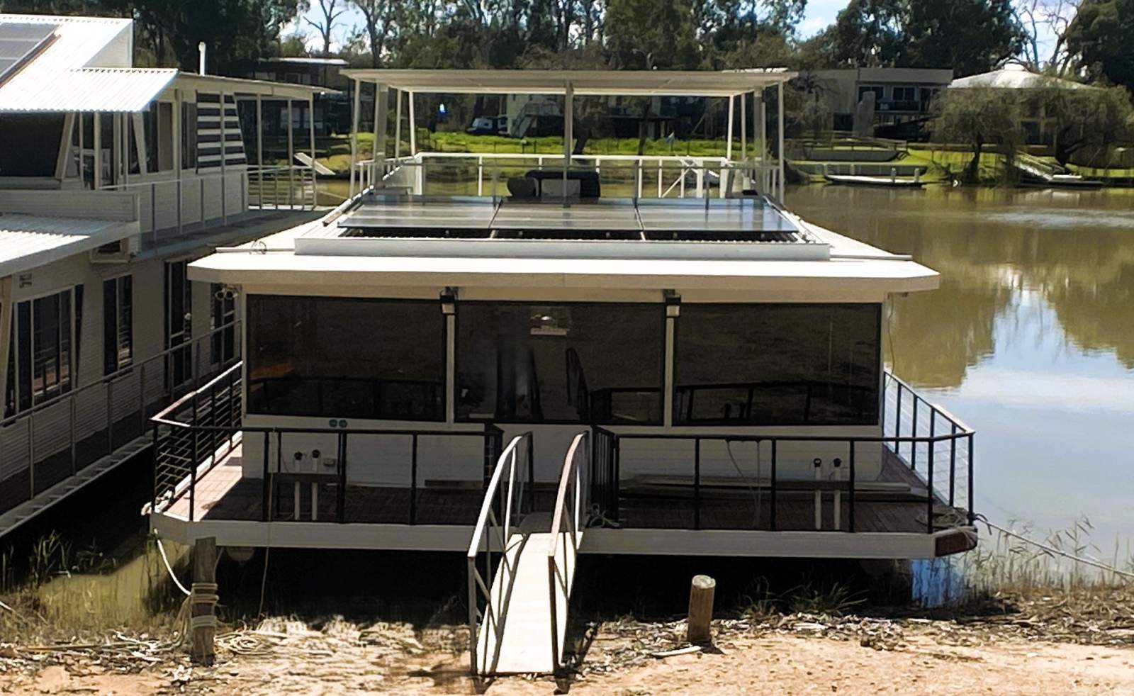 "Foxtale Eight" Dual Deck, Four Bed&Bath Houseboat