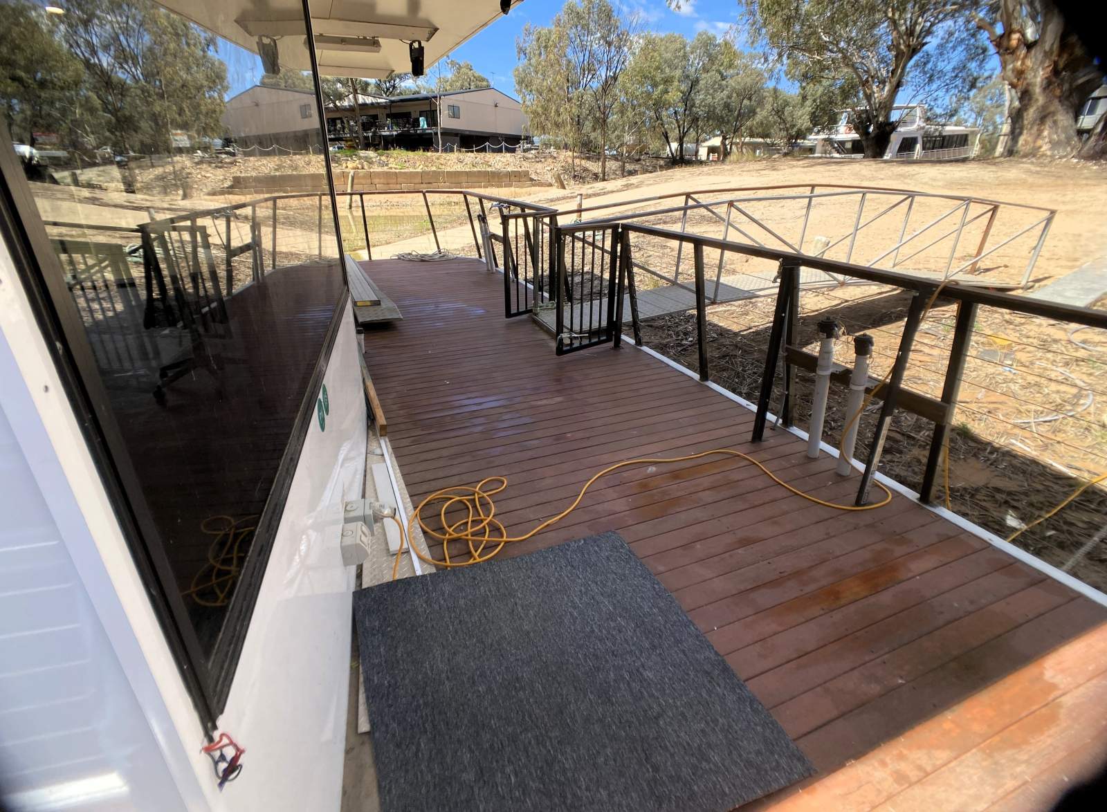 "Foxtale Eight" Dual Deck, Four Bed&Bath Houseboat
