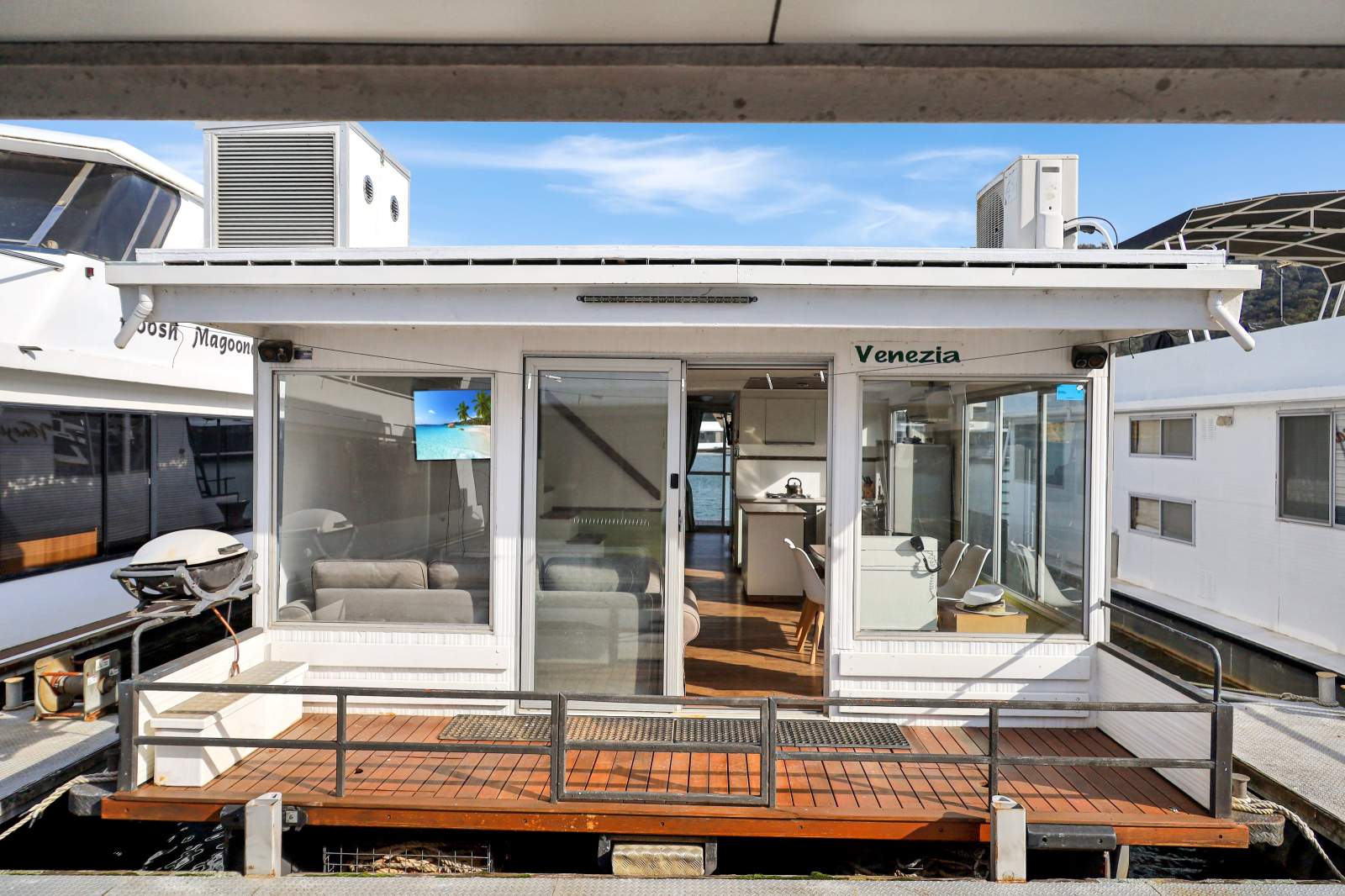 VENEZIA Houseboat Holiday Home @ Lake Eildon:Venezia @ Lake Eildon