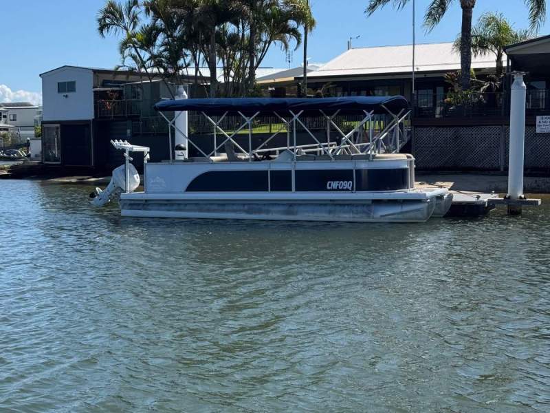 Runaway Bay Pontoon Boats 22 Twin Hull Pontoon boat